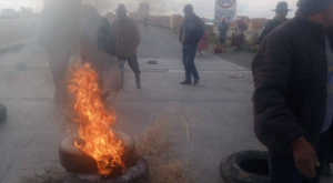 Comunarios de Laja bloquean la ruta a Copacabana; denuncian falta de atención del INE