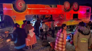 Una adolescente muere y 45 personas resultan heridas tras vuelco de bus en la carretera La Paz Oruro