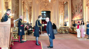 Winston Moore, presidente de la Anglo-Bolivian Society, recibe la distinción MBE del Reino Unido