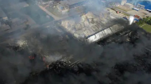 Las llamas en Ezeiza siguen activas y podrían tardar hasta 36 horas en ser extinguidas 