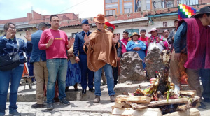 Presidente Paz realiza sorpresiva visita a casetas de amautas en El Alto y participa en ofrenda a la Pachamama