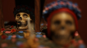 Una exposición en Bolivia muestra la fe y la tradición de las 'ñatitas' o cráneos humanos