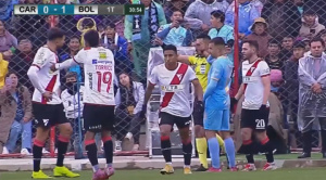 Exárbitros FIFA discrepan sobre el gol anulado a Bolívar