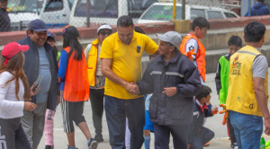 Luis Revilla recorre las calles y habla con la gente