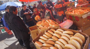 Puestos y tiendas vuelven a vender el pan de batalla, pero a Bs 0,80 la unidad