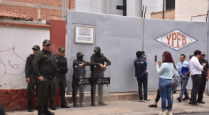 Fiscalía y Policía intervienen oficinas de YPFB en Senkata y Cochabamba 