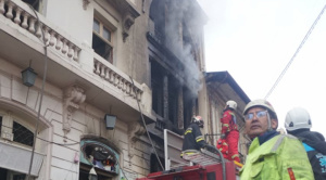 Incendio afecta a una galería en la calle Sagárnaga de la ciudad de La Paz
