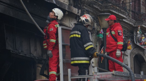 Luego de más de 6 horas, Bomberos sofoca  incendio en casona de la calle Sagárnaga