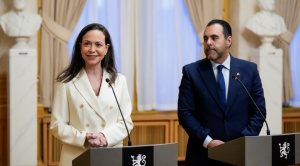 Machado tuvo que disfrazarse y usar peluca para salir de Venezuela