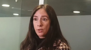 Diputada exige cumplir la ley y alerta que hay 800 exfuncionarios que no deben salir del país