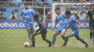 Con uno menos, Bolívar rescata un empate y se acerca a la final