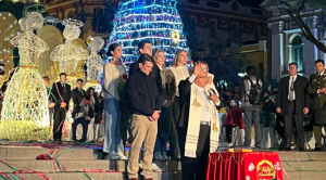 “No son momentos fáciles, pero el Niño Dios nos va a dar fortaleza”, afirma Paz en el encendido del árbol navideño