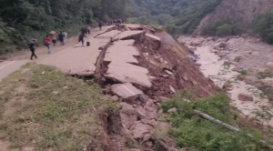 Derrumbe corta el tráfico en la carretera antigua entre Santa Cruz y Cochabamba