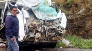 Choque entre flota y minibús deja al menos ocho muertos en la ruta Cochabamba - La Paz