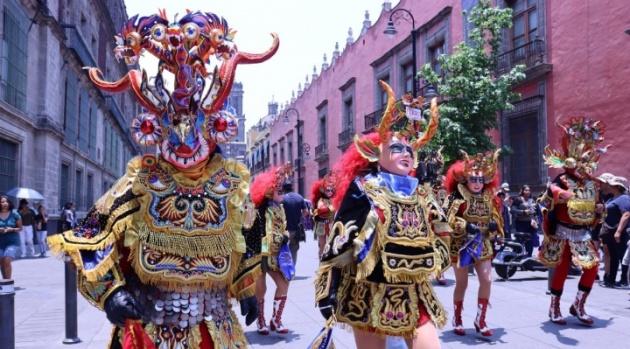 Bolivia brilla con el Carnaval de Oruro en el México histórico