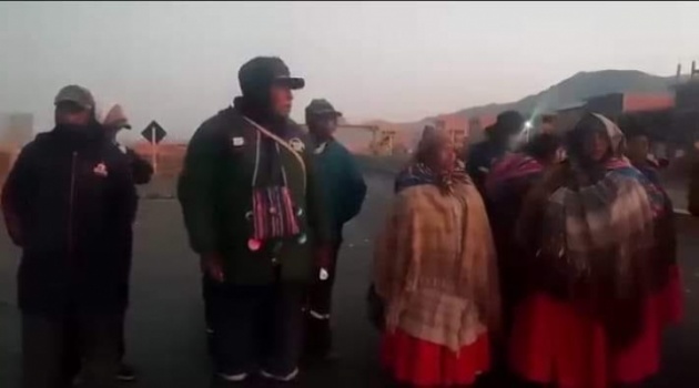 Campesinos afines al evismo inician bloqueos, interrumpen el paso en la carretera hacia Copacabana