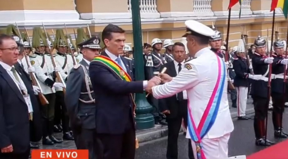 Rodrigo Paz recibe cuatro bastones de mando: símbolos de unidad, tradición y respeto a los pueblos indígenas